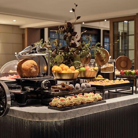 Hilton Melbourne Little Queen Street Esterno foto A buffet at a hotel