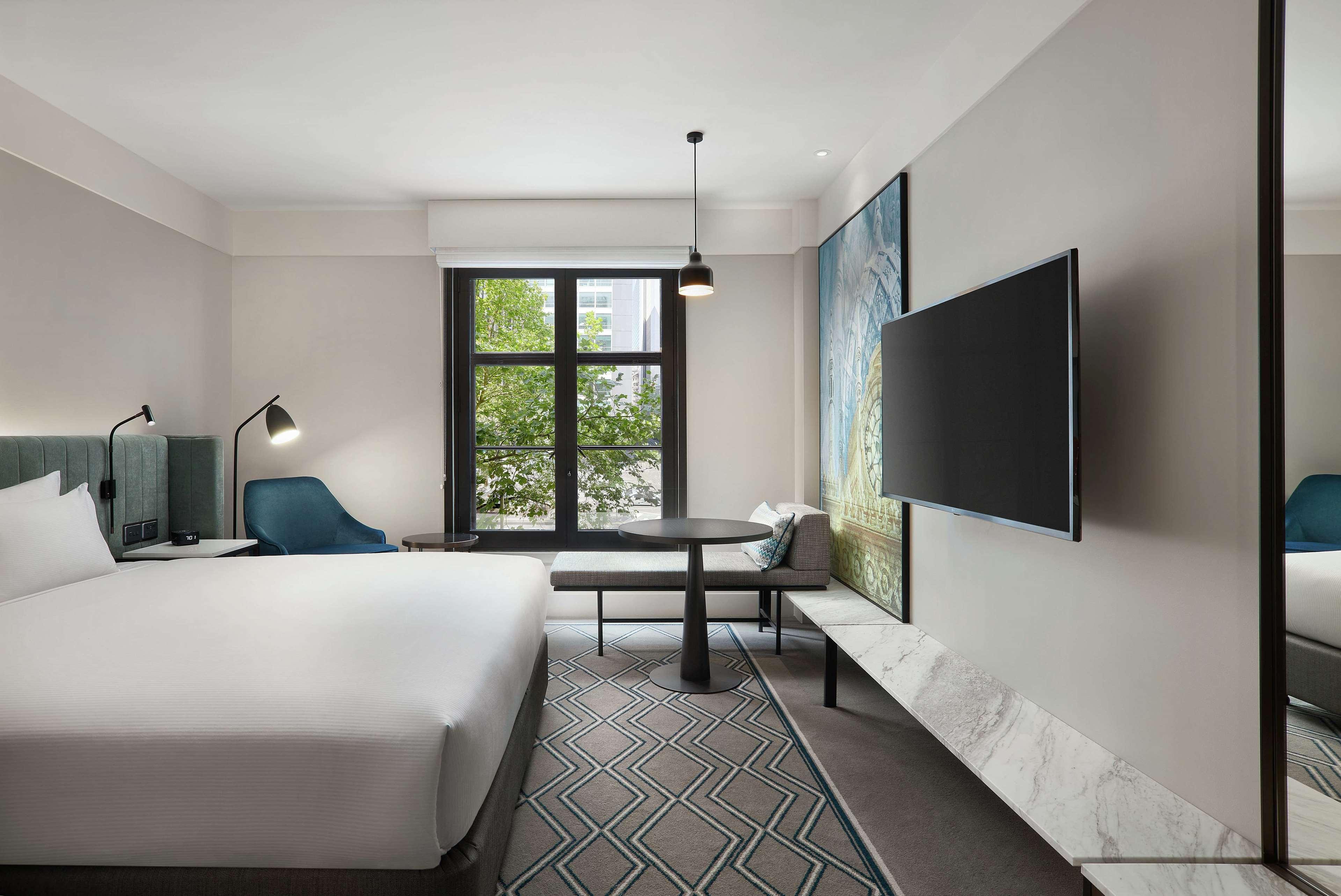 Hilton Melbourne Little Queen Street Esterno foto A guest room at the hotel