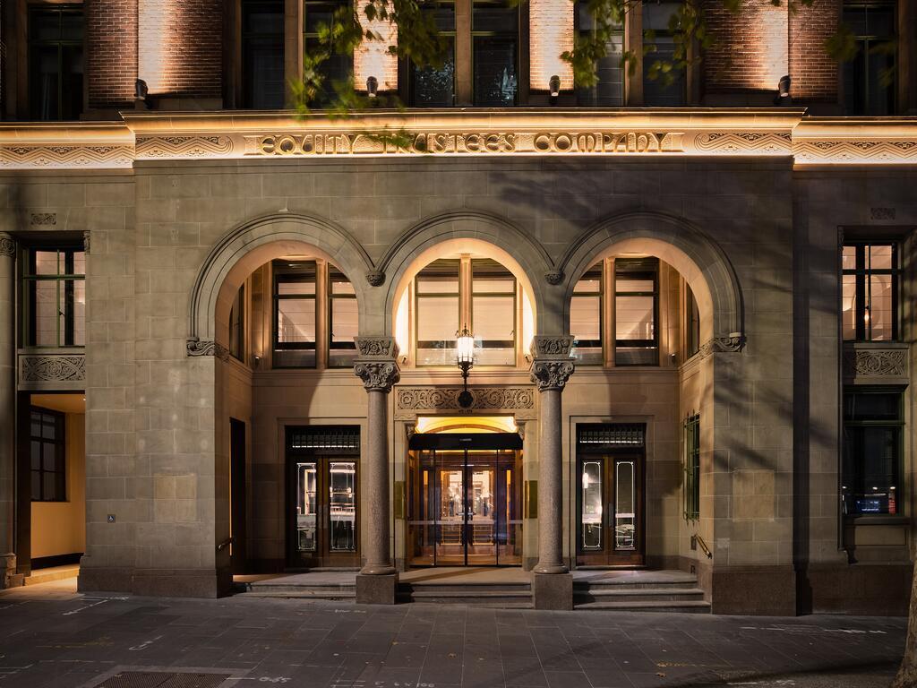 Hilton Melbourne Little Queen Street Esterno foto The entrance to the hotel