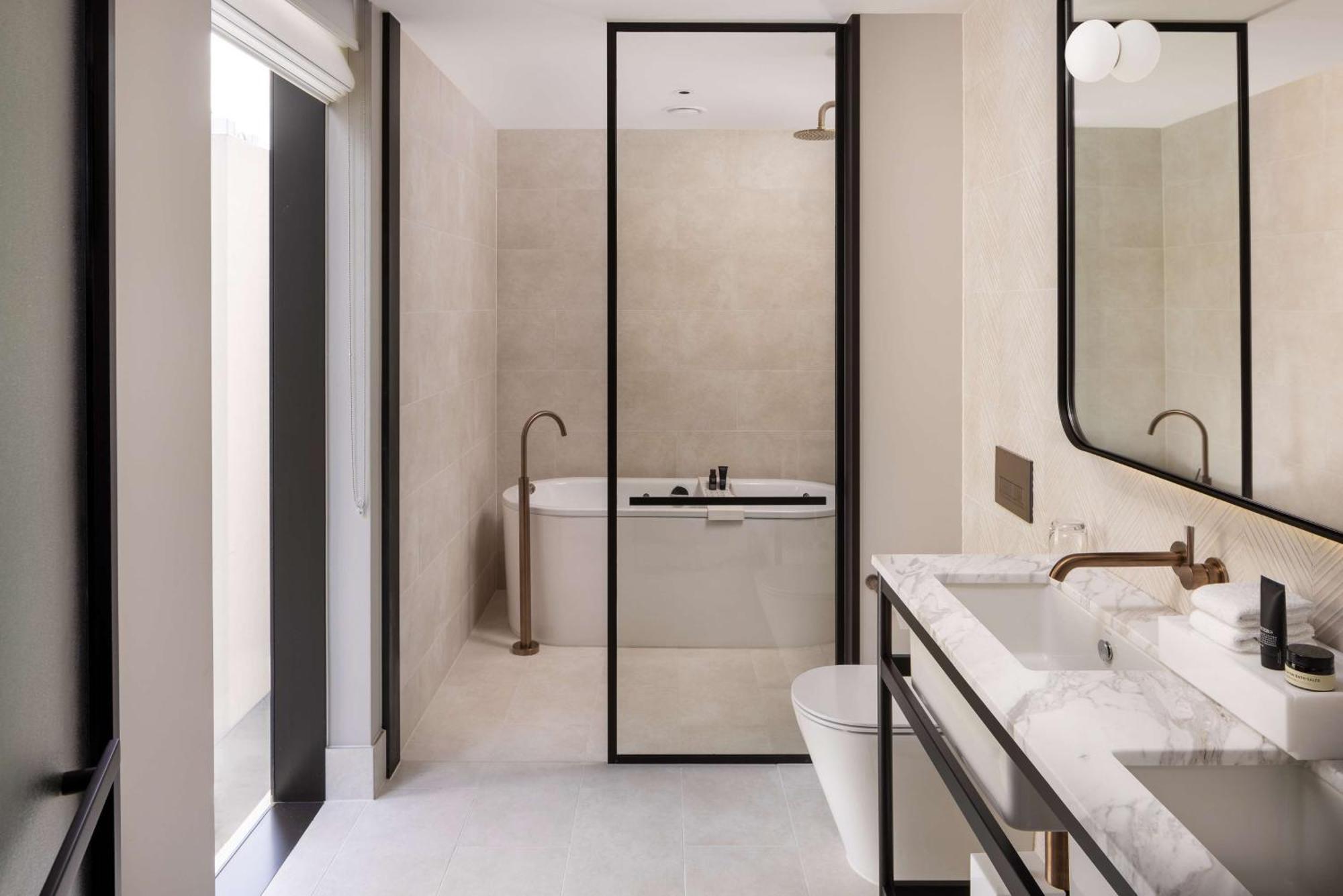Hilton Melbourne Little Queen Street Esterno foto Bathroom