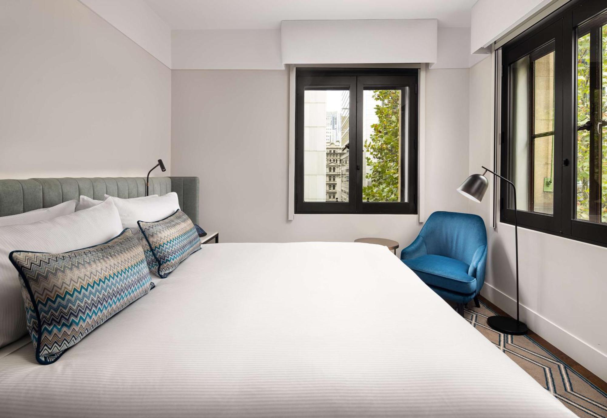 Hilton Melbourne Little Queen Street Esterno foto A bedroom at the hotel