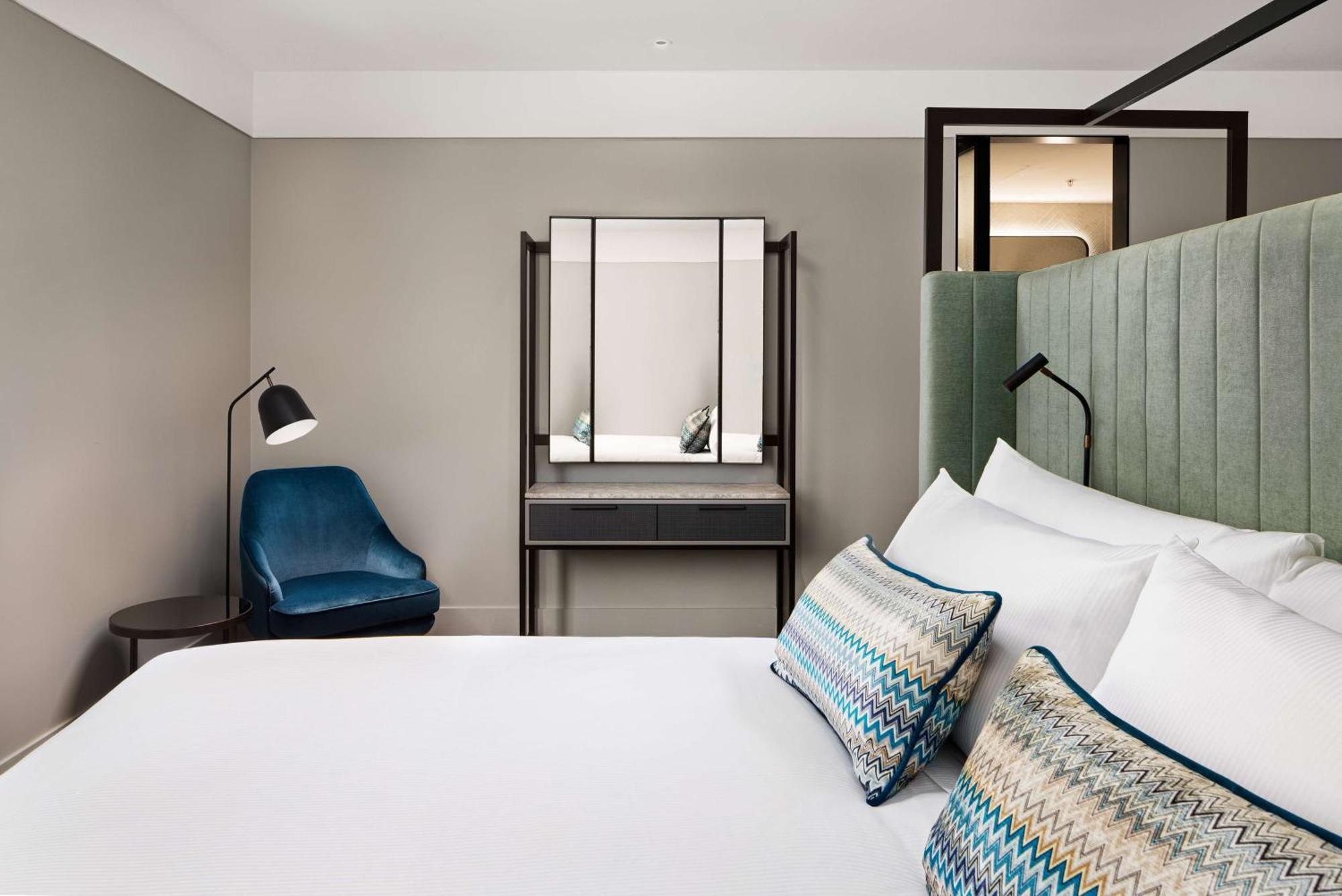 Hilton Melbourne Little Queen Street Esterno foto A bedroom at the hotel