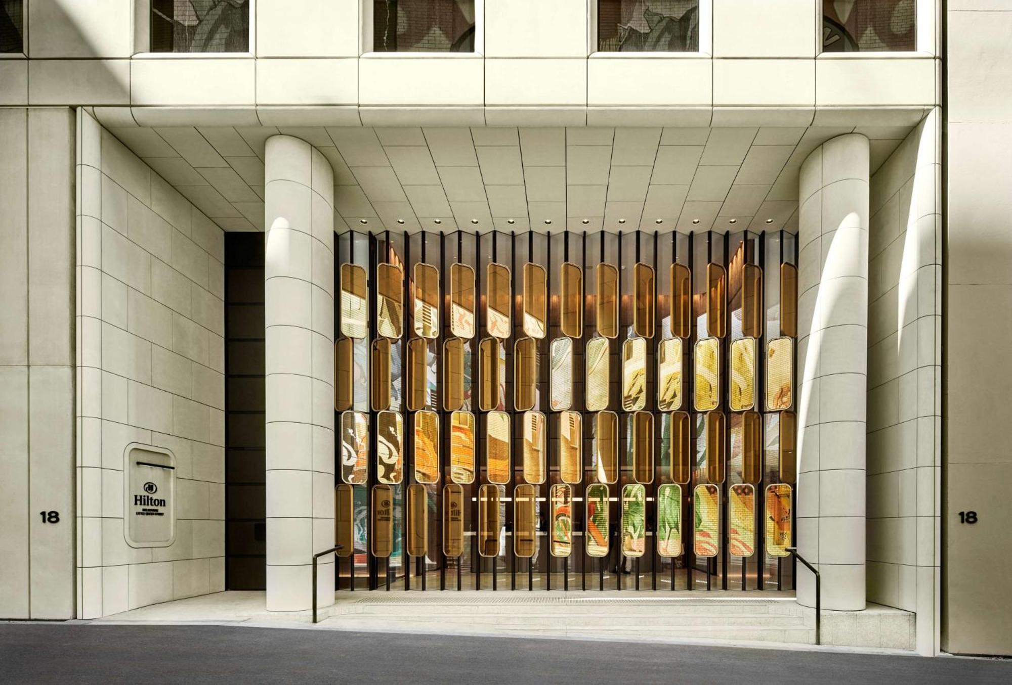 Hilton Melbourne Little Queen Street Esterno foto The entrance to the hotel