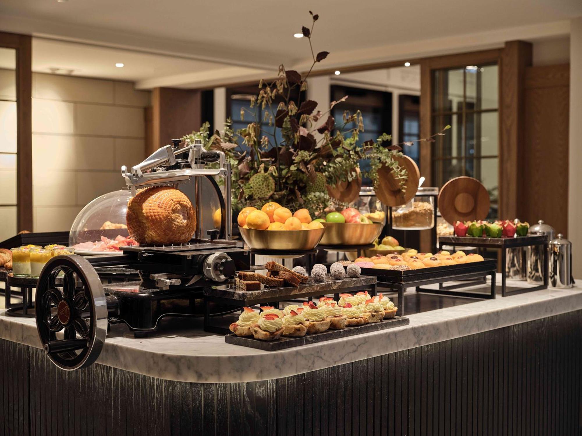 Hilton Melbourne Little Queen Street Esterno foto A buffet at a hotel