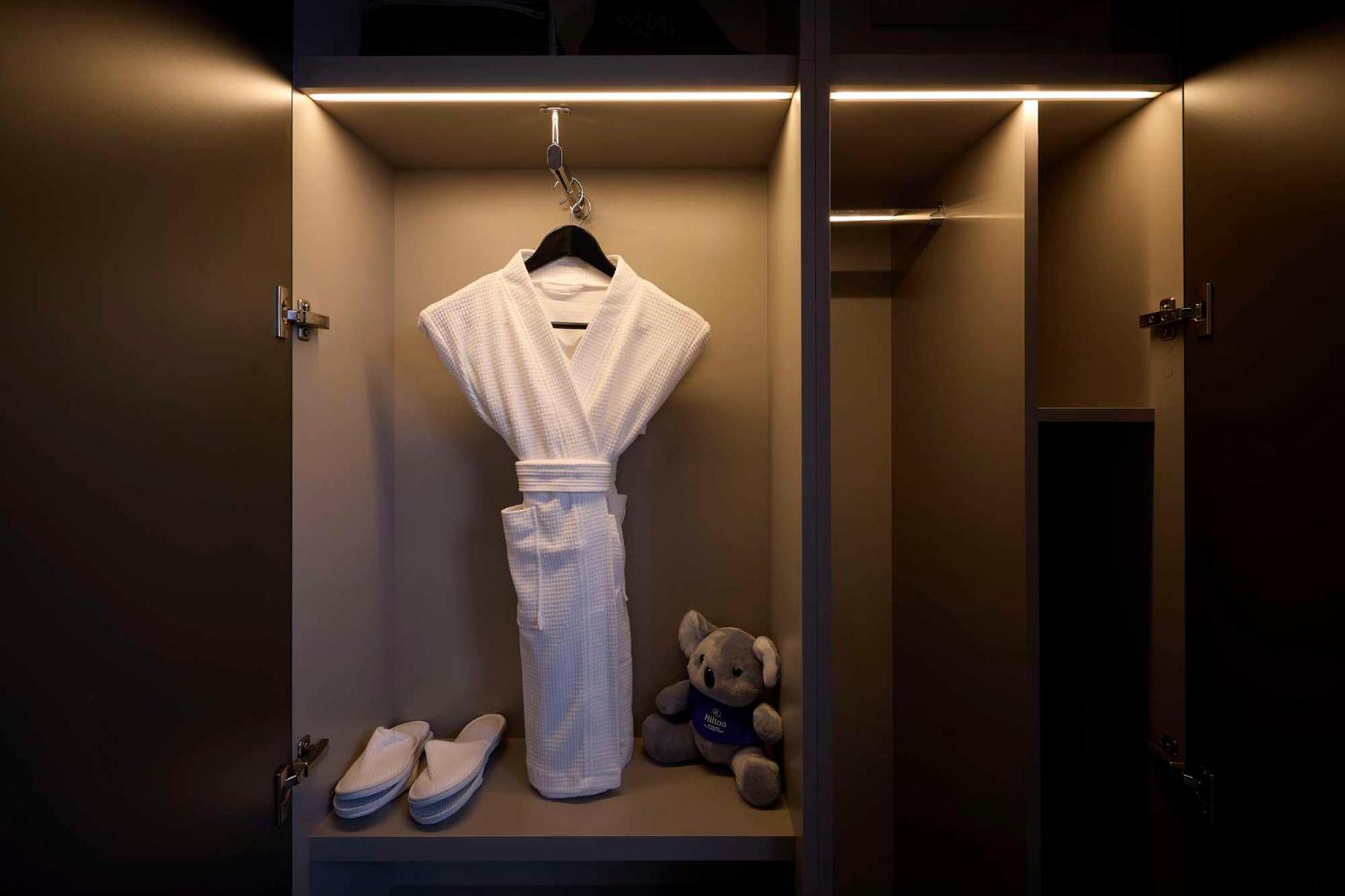 Hilton Melbourne Little Queen Street Esterno foto A bathrobe in a hotel room