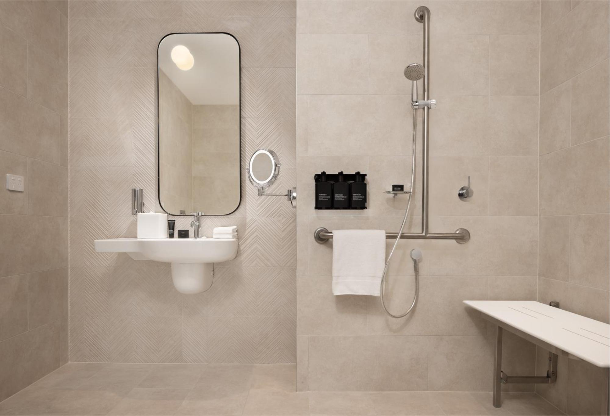 Hilton Melbourne Little Queen Street Esterno foto A wet room