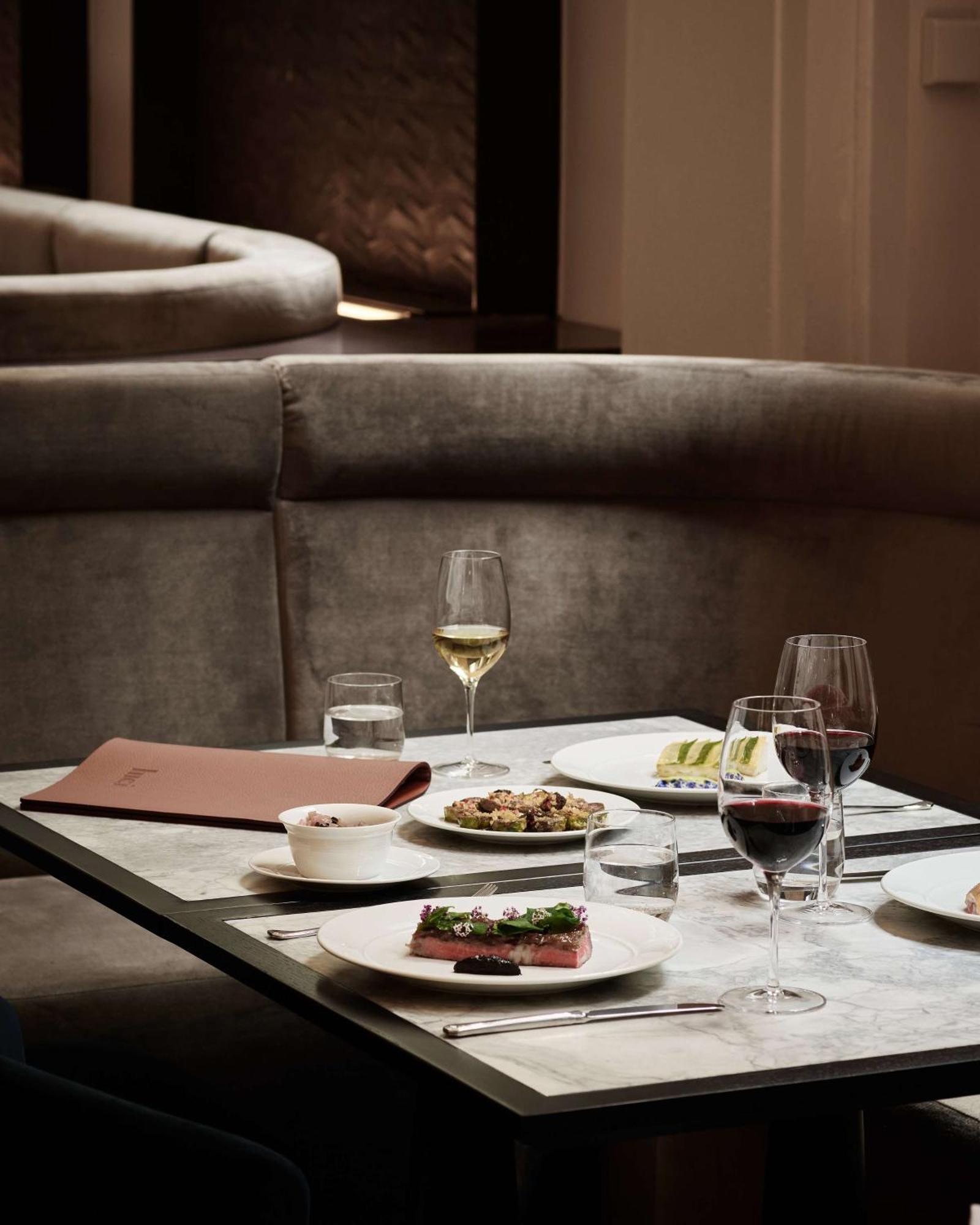 Hilton Melbourne Little Queen Street Esterno foto Restaurant AOC
